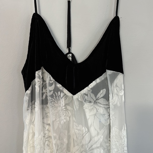 NWT FREE PEOPLE Intimately Size XS white/black beautiful nightgown - Picture 2 of 7